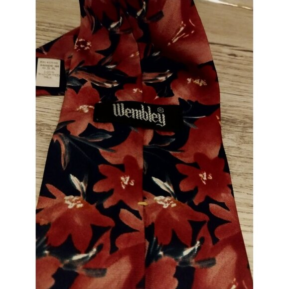 Wembley 100% Silk Floral Necktie Red & Navy Blue Pattern 56" Mens Accessory - Picture 3 of 3